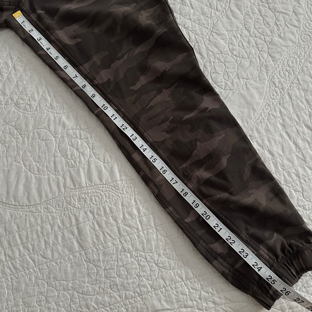 Athleta Camo Farallon Joggers Pants Women’s Size 8 Olive Green - Picture 7 of 13